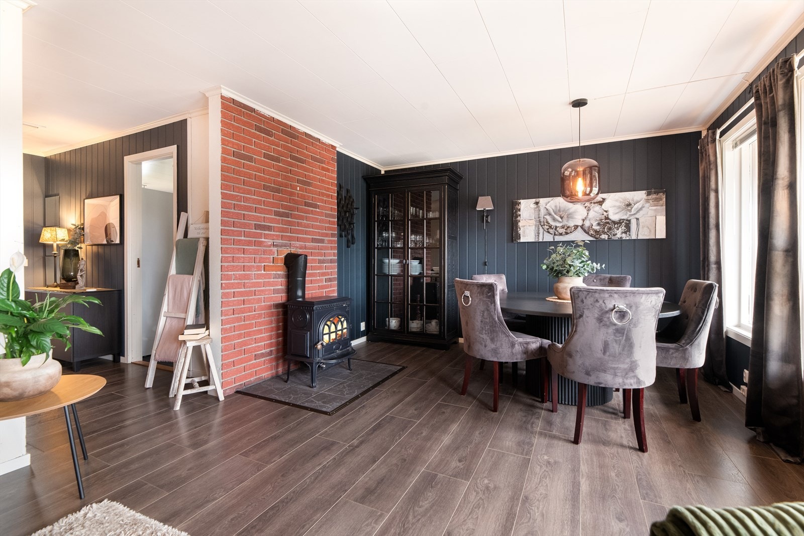 I stuen er det montert peisovn med glassdører som gir fint innsyn i flammene samt gir god varme på kalde dager. Galleribilde