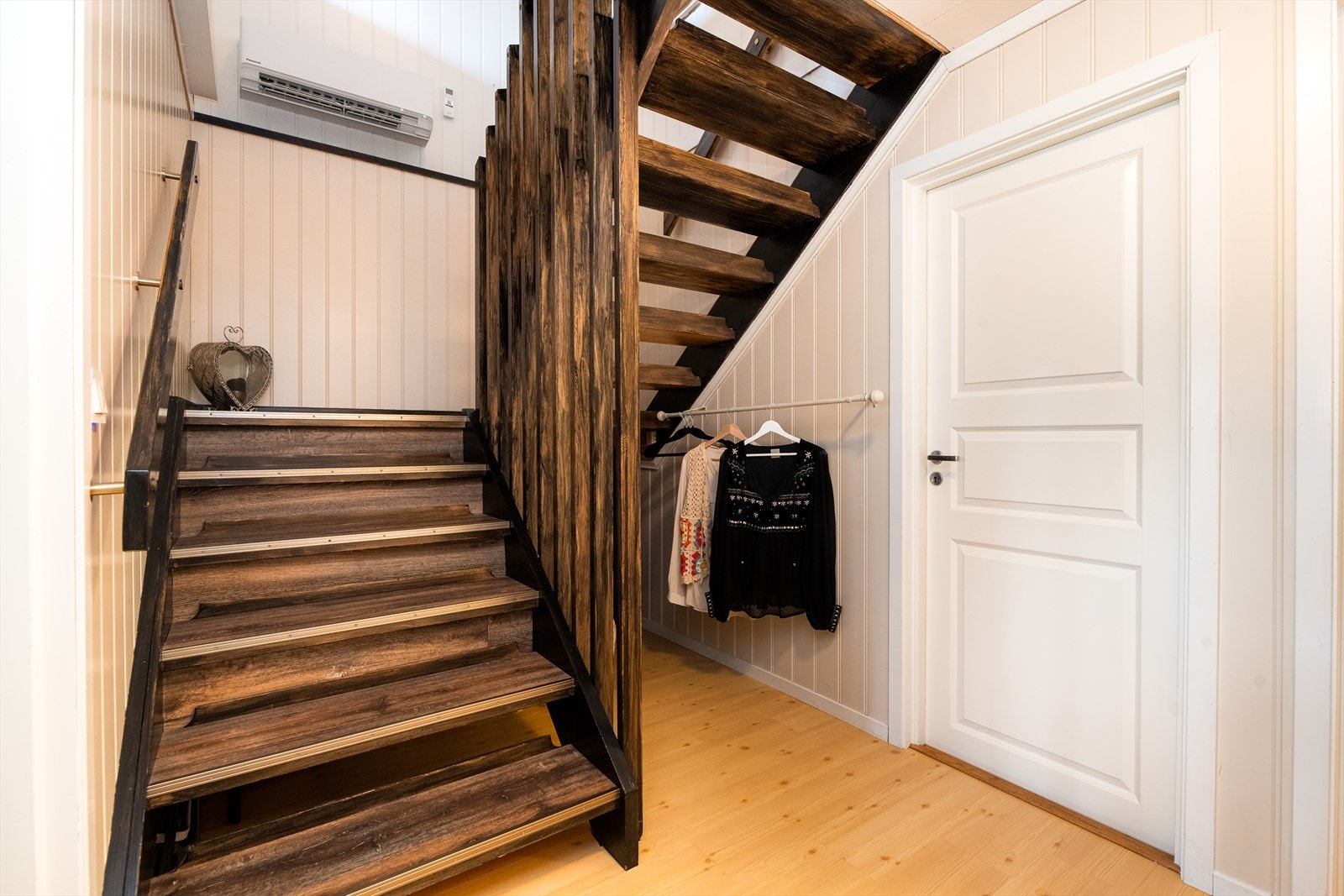 I trappegang er det montert ny varmepumpe i 2025. Galleribilde