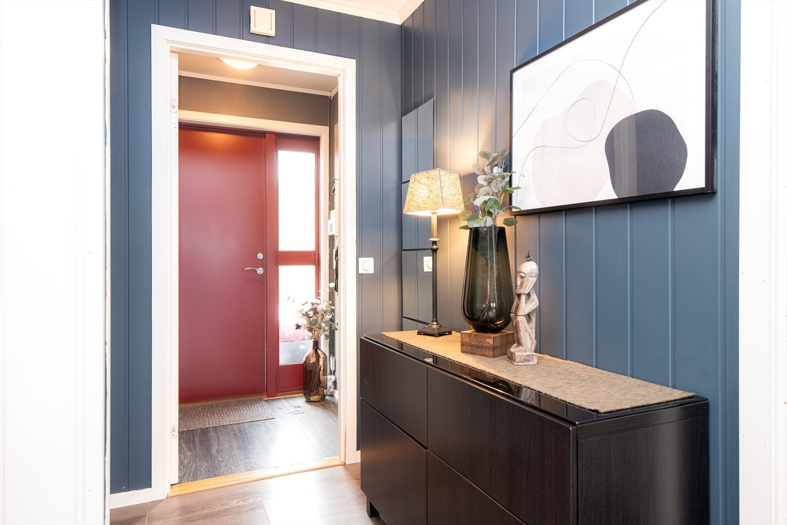 Velkommen inn til hyggelig vindfang med fin plass til sko- og yttertøy. Galleribilde