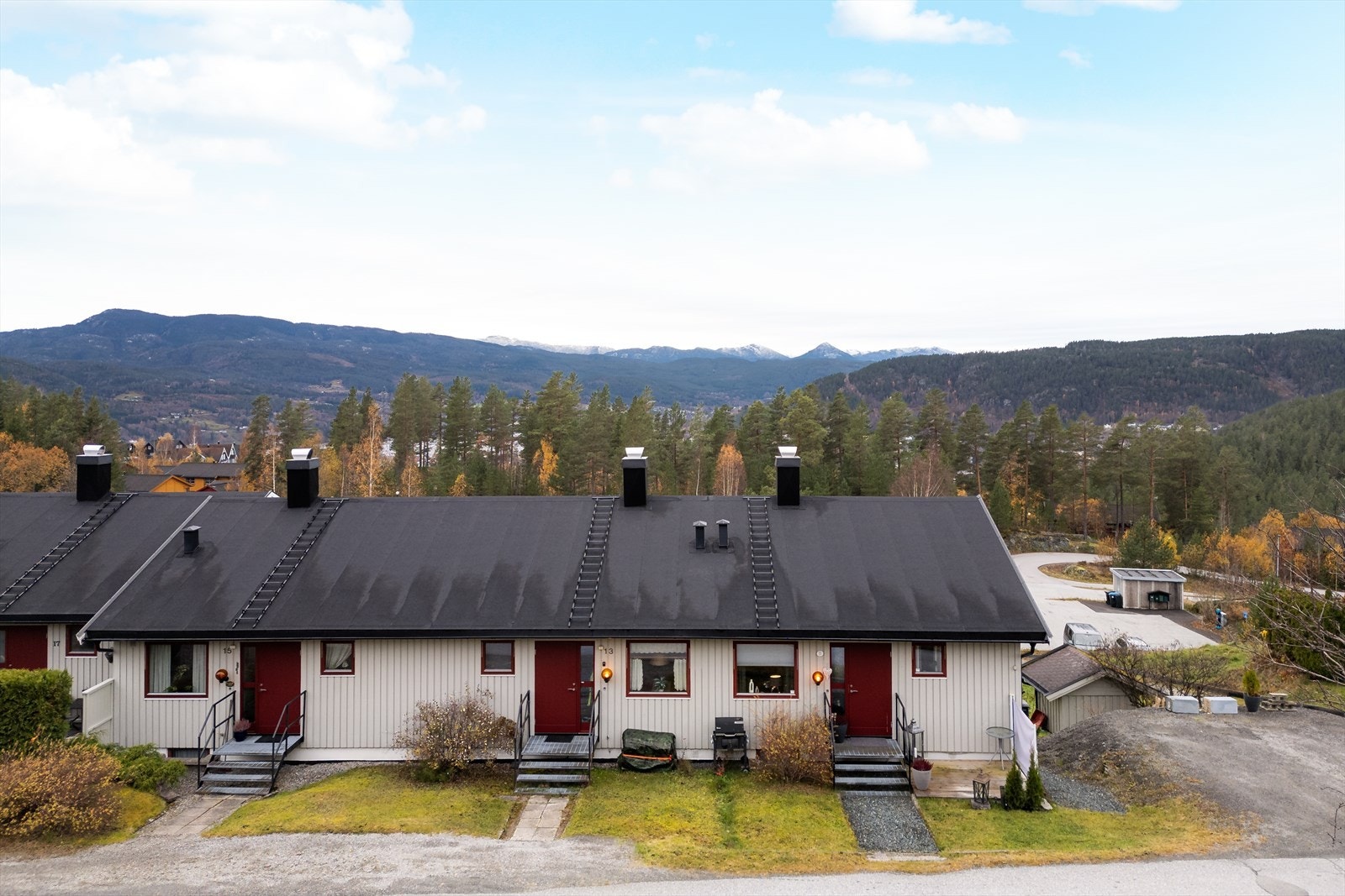 På siden av inngangstrappen er det opparbeidet en hyggelig uteplass med fin plass til cafesett og utrekkbar levegg montert på vegg. Galleribilde
