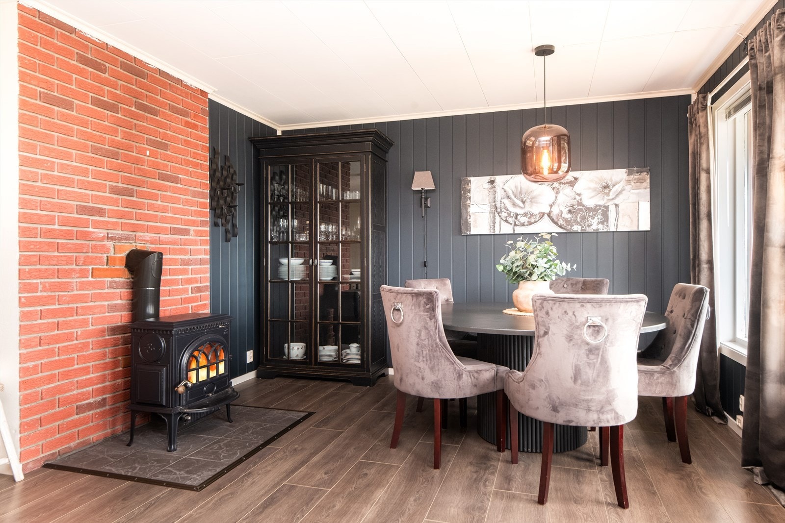 Innvendige overflater består hovedsakelig av laminat på gulv, MDF- plater på vegg og himlingsplater. Galleribilde