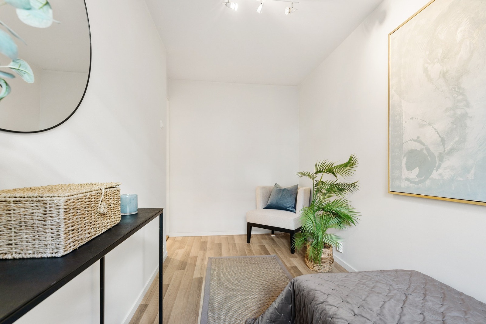 Soverom 1 med fine overflater og god plass til garderobeskap. Galleribilde