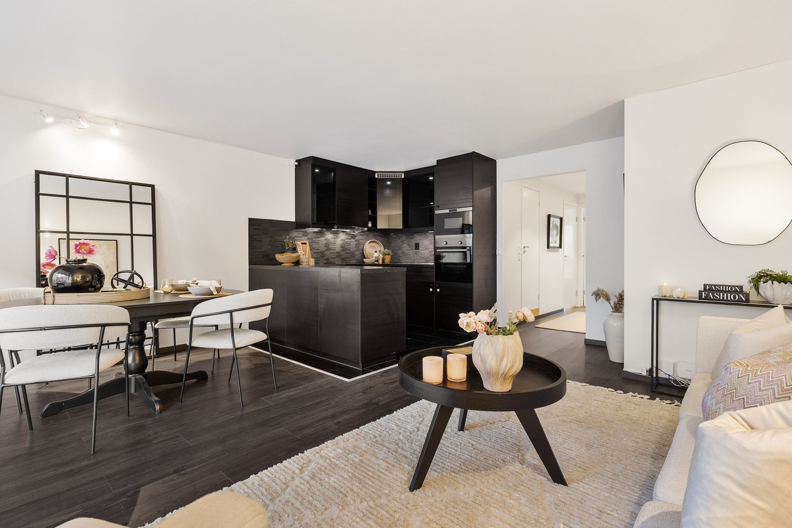 Moderne planløsning med luftig stue/kjøkken i åpen løsning.
Leiligheten er modernisert i perioden 2016 med kjøkken, bad og overflater. Galleribilde