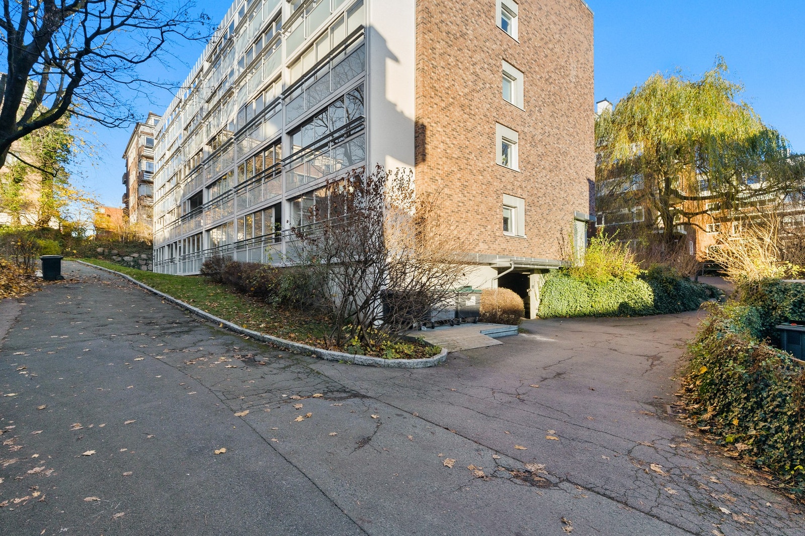 Området har utmerkede kollektivforbindelser med trikk, buss og tog. Trikkelinje 13 går gjennom Drammensveien, mens linje 12 og busser som 21, 30 og 31 går fra Solli plass. Galleribilde