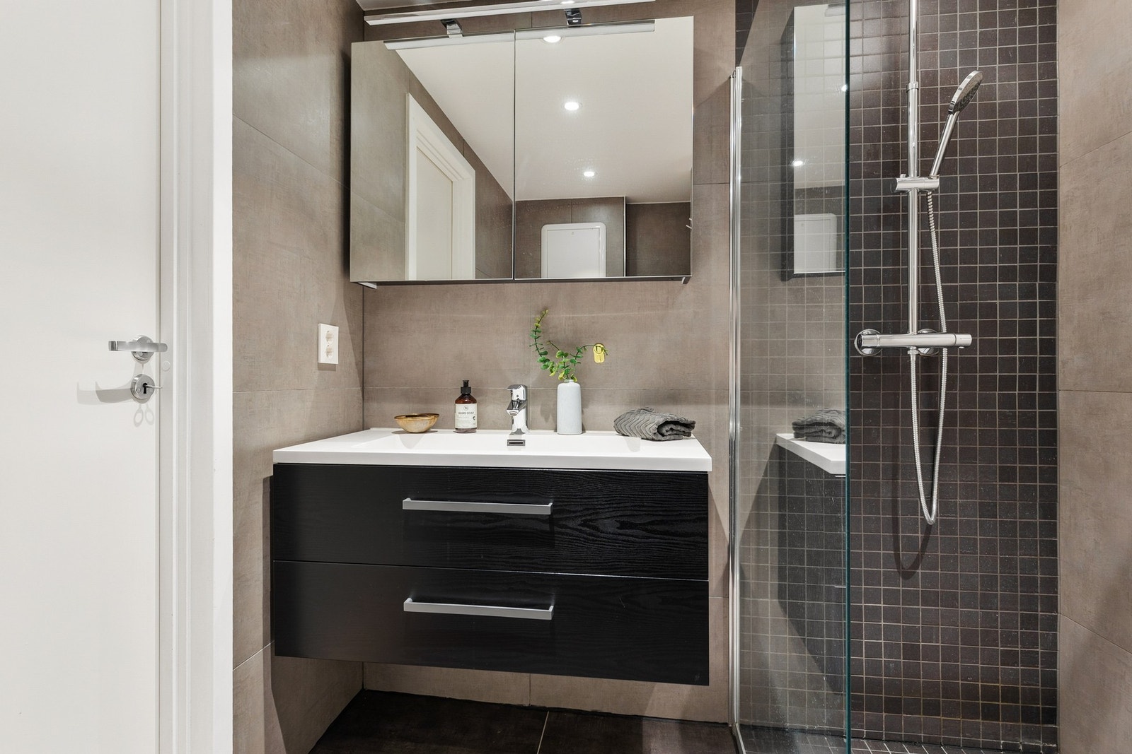 Pent servant i innredning m/speilskap. Galleribilde