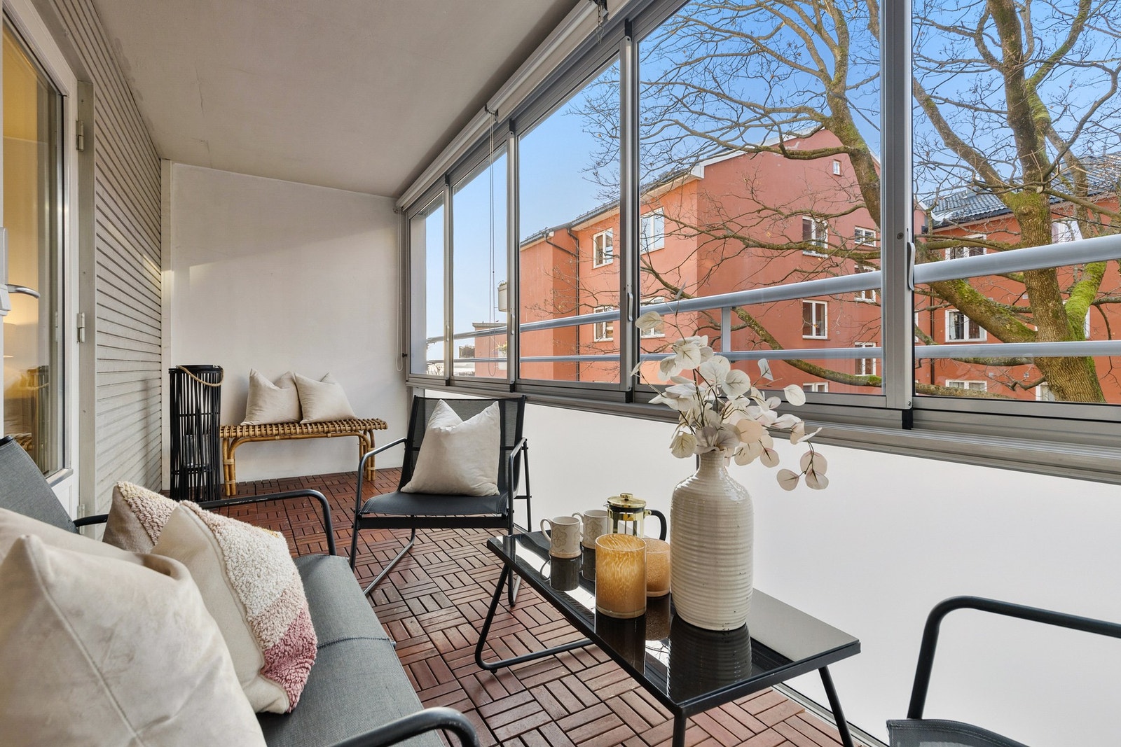 Utgang til hyggelig innglasset balkong på ca. 10 kvm. Balkongen er vestvendt. Galleribilde