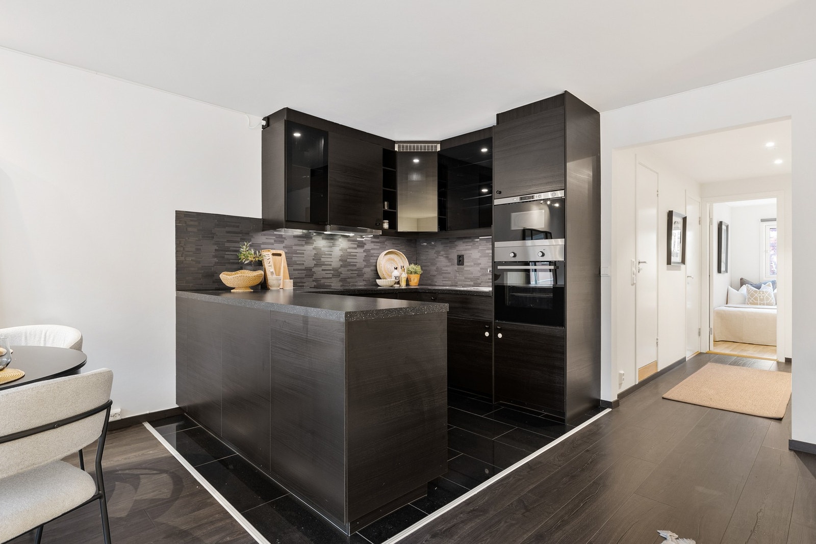 Pent og innholdsrikt kjøkken fra 2016 med integrerte hvitevarer.
Kjøkkenet er velholdt. Galleribilde