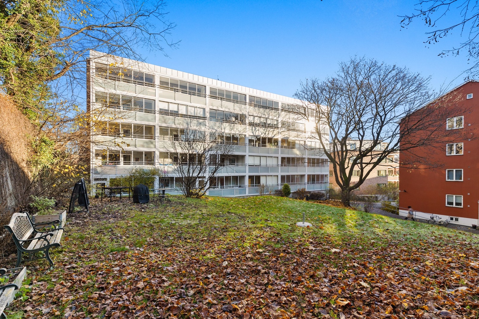 Leiligheten har en attraktiv og tilbaketrukket beliggenhet i et av Oslos mest ettertraktede områder, med kort vei til Solli plass, Tjuvholmen og Aker Brygge. Her bor du i rolige omgivelser, samtidig som du har umiddelbar nærhet til et rikt utvalg av fasil Galleribilde