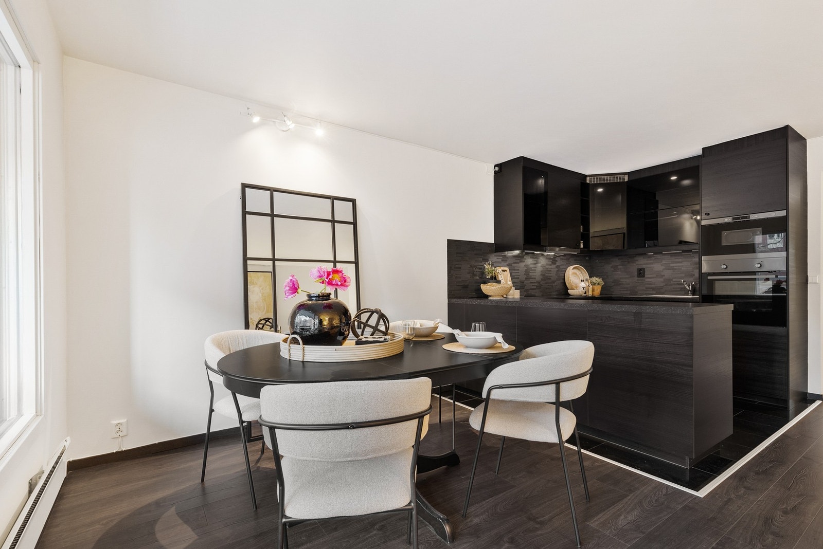 Boligen har "naturlige" soner for både avslapning og spisekrok. Galleribilde