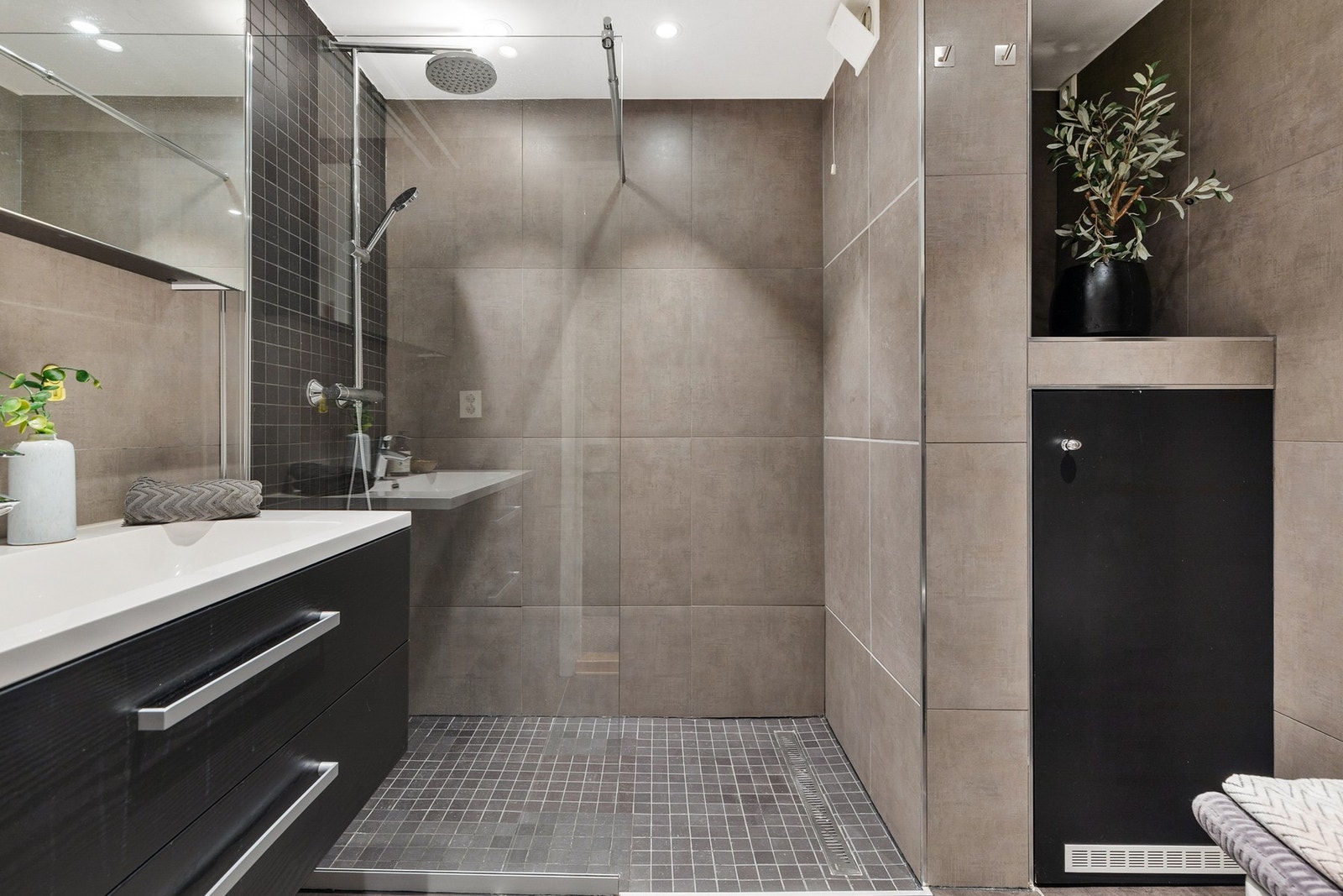 Lekkert baderom fra 2016 med romslig dusjnisje. Varmekabler i gulv. Galleribilde