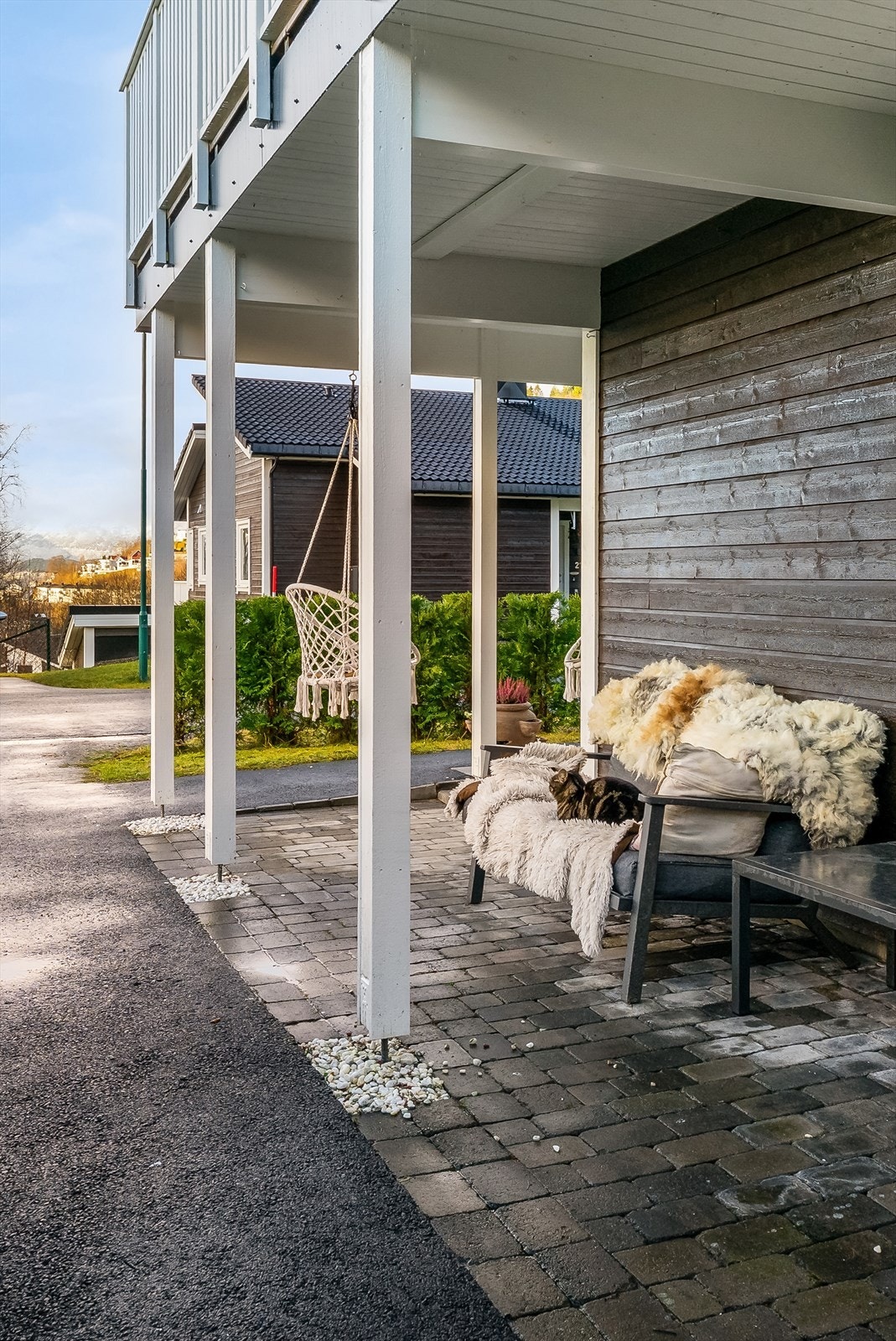 Koselig overbygd uteplass med plass til utemøbler. Galleribilde