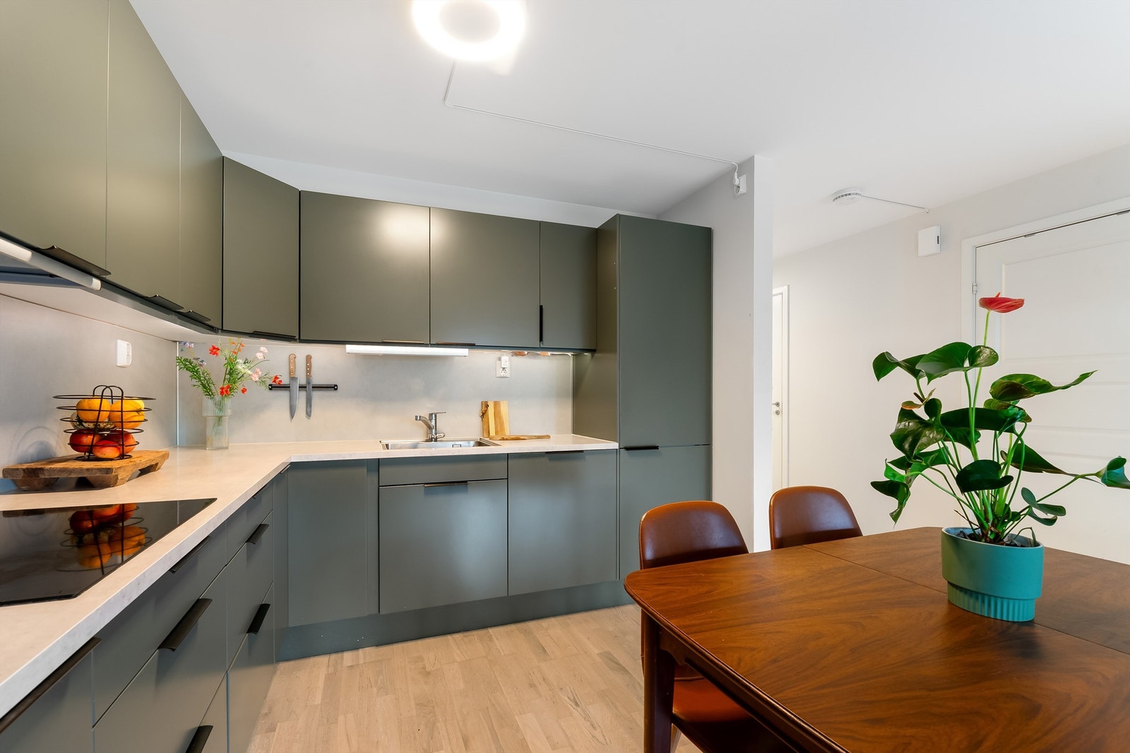 Kjøkkenet har glatte fronter og integrerte hvitevarer. Galleribilde