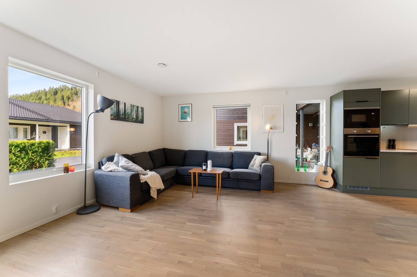 Stuen har åpen planløsning med kjøkken. Galleribilde