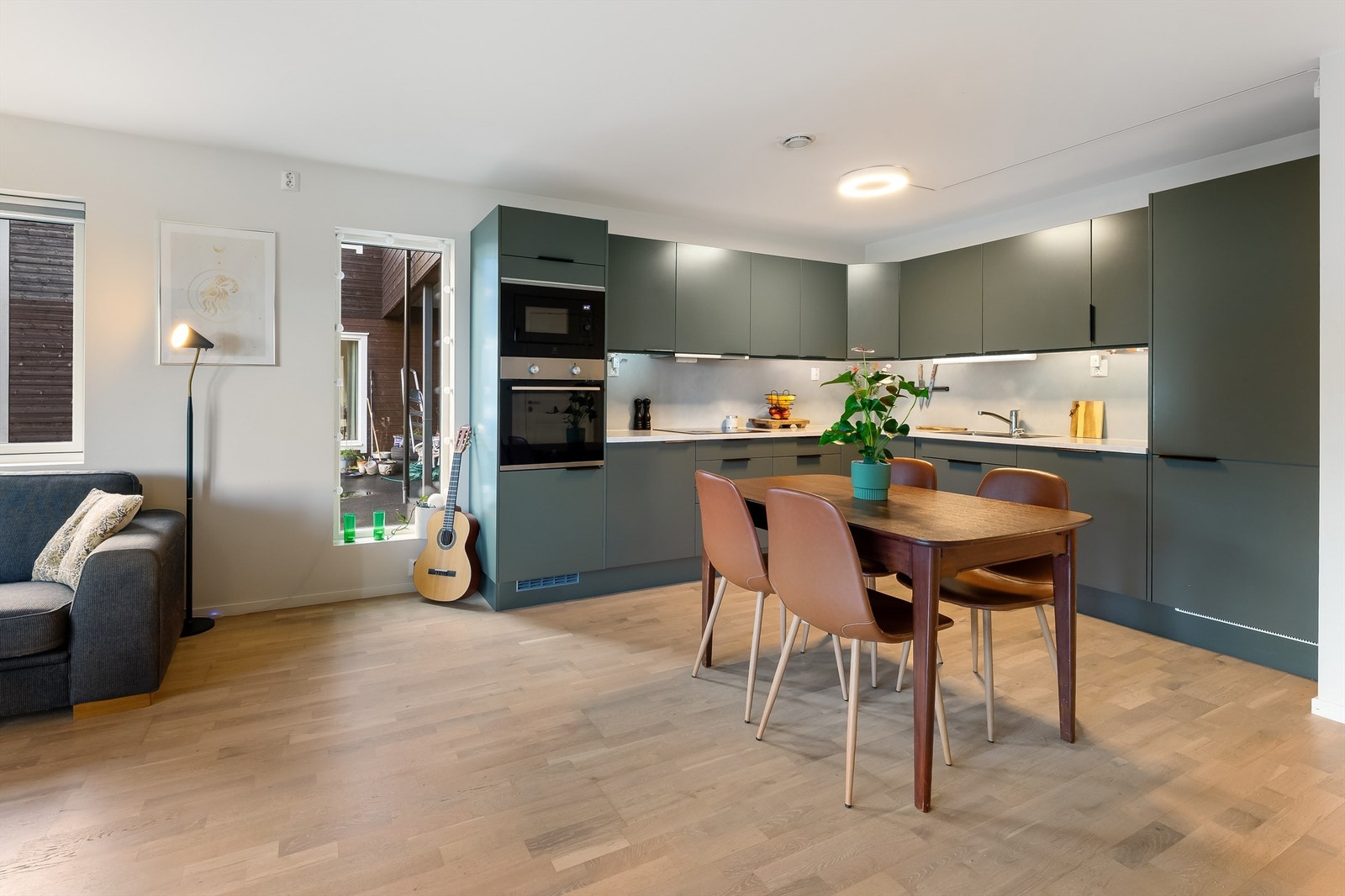 Her har du et lekkert kjøkken med plass til spisebord. Galleribilde