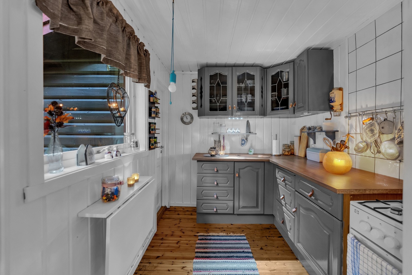 Pent kjøkken med profilierte fronter, benkeplate av laminat og nedfelt oppvaskkum. Galleribilde