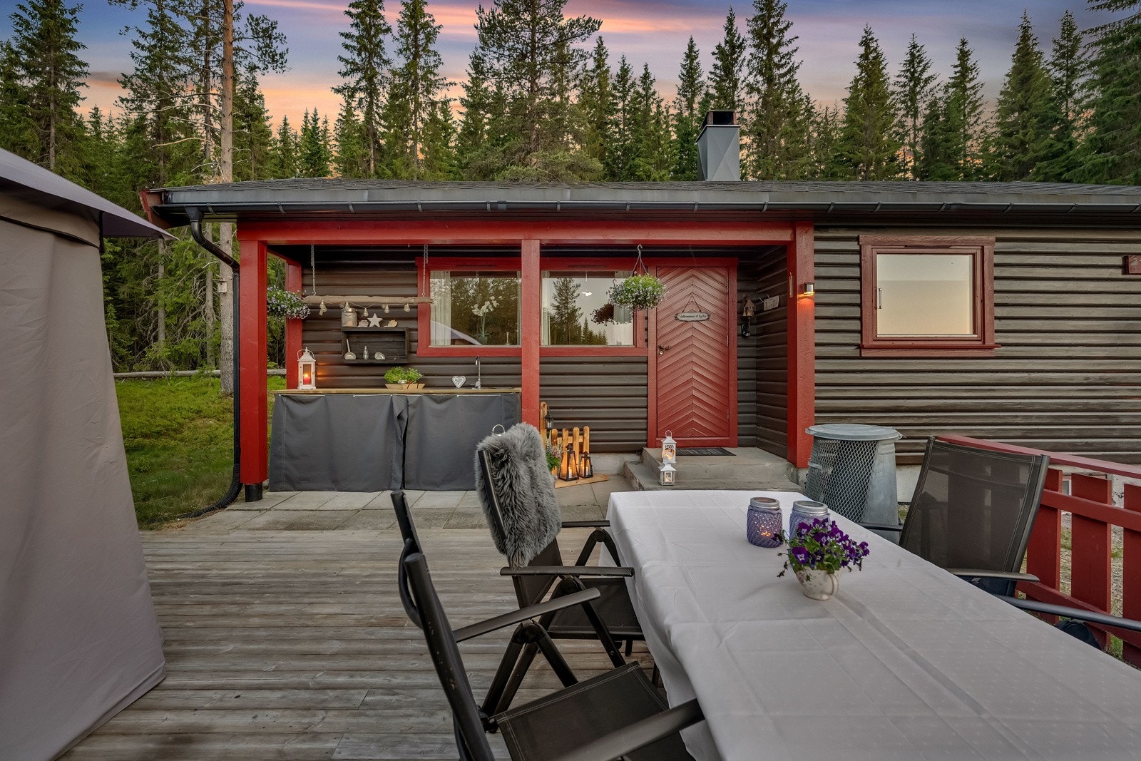 Fra hytta er det utgang til en østvendt markterrasse på ca 35 kvm, hvor man kan nyte late dager og sene kvelder i hyggelige omgivelser. Galleribilde