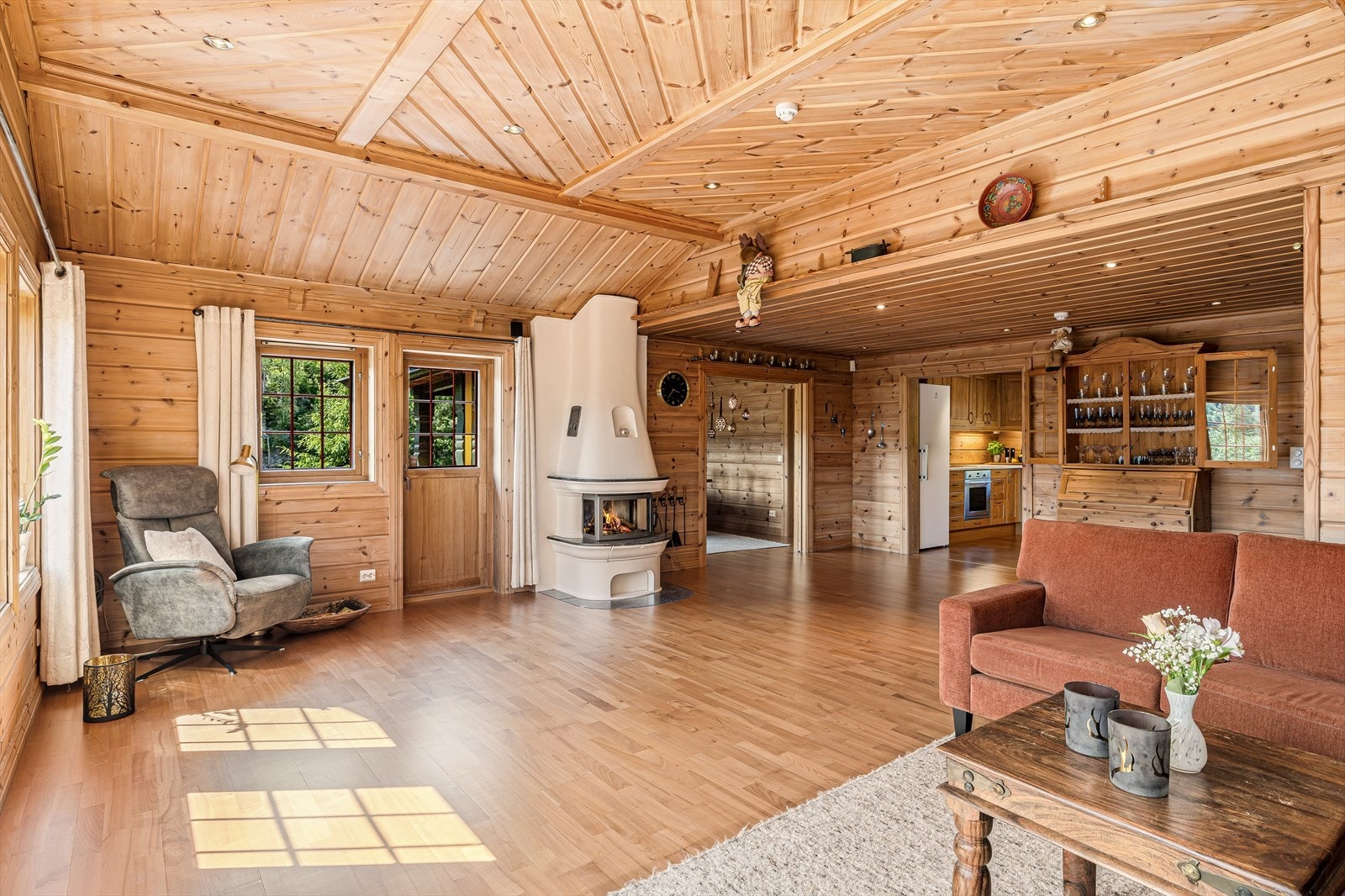 Stue har tilgang til terrassen og er koblet sammen med spisestue og kjøkken Galleribilde