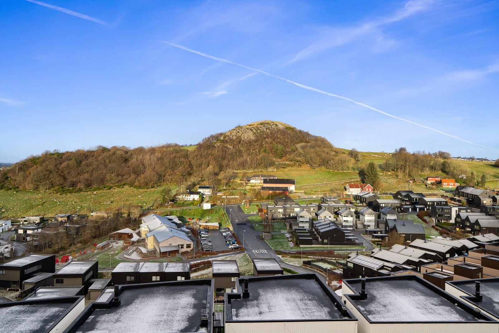 Leiligheten kan vise til gode solforhold og en nydelig utsikt. Galleribilde