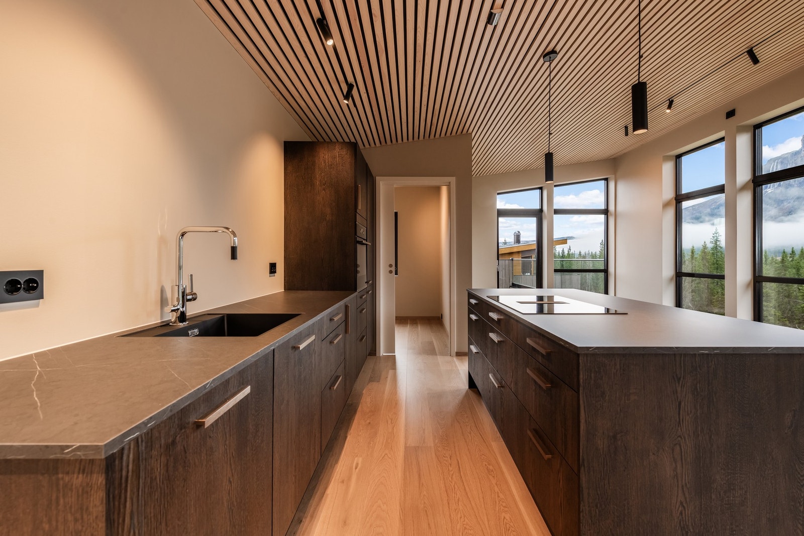 Benkeventilator i kjøkkenøyen. Galleribilde