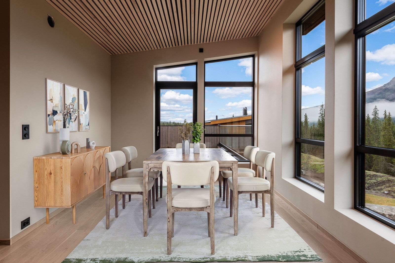 Gode møbleringsmuligheter, med plass til stor spisestue. Galleribilde