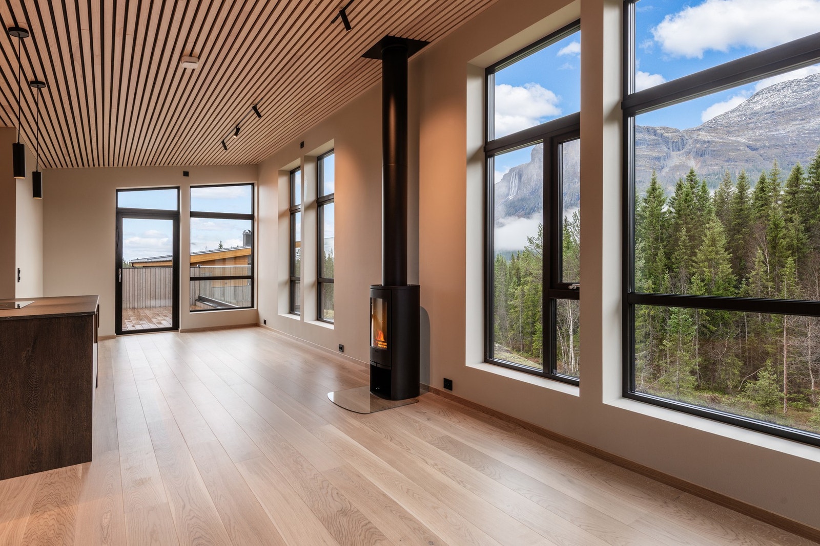 Store vindusflater gir godt med lysinnslipp og gode utsiktsforhold. Galleribilde