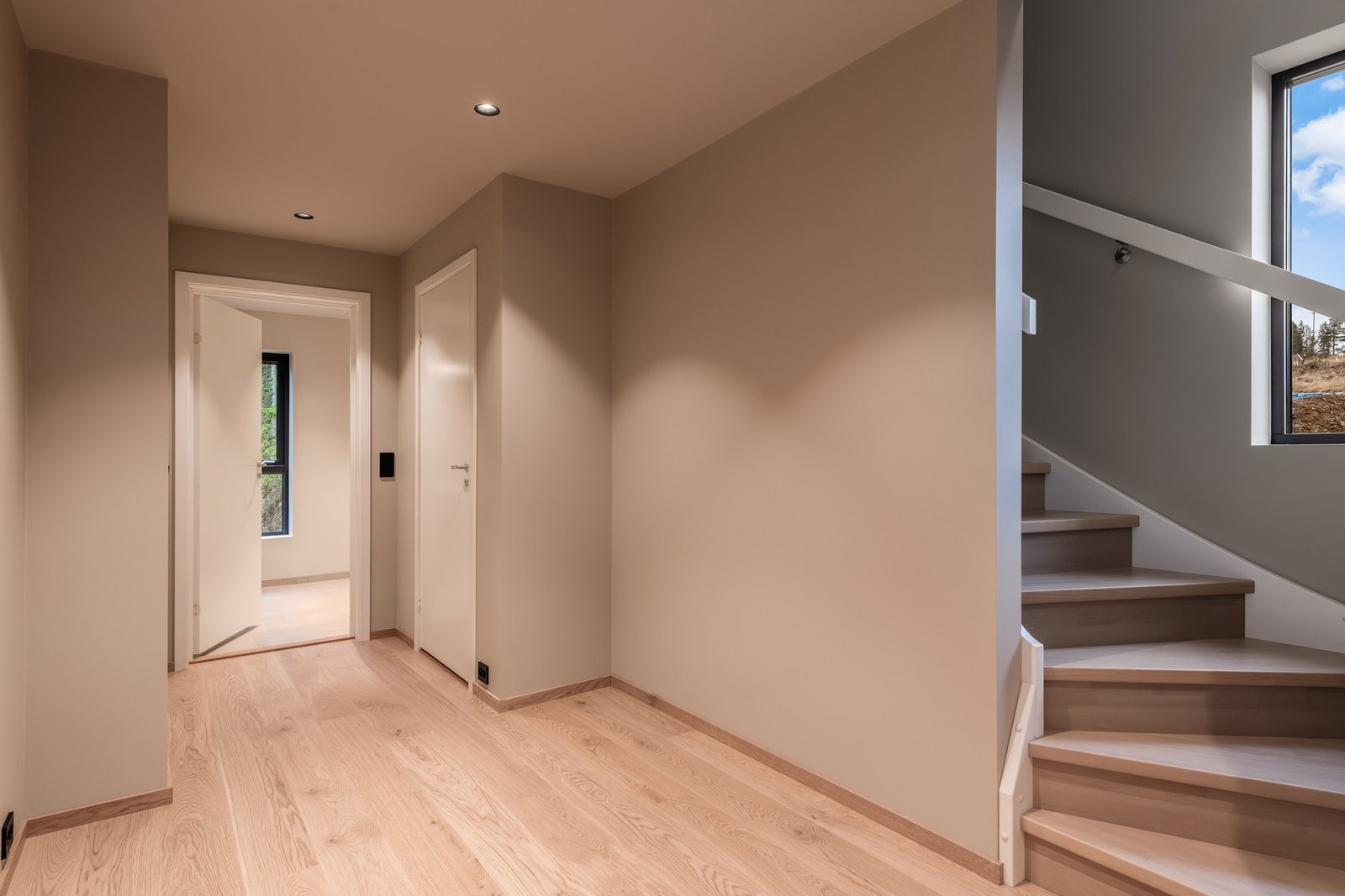 I første etasje finner du tre soverom, vaskerom, bad og bod. Galleribilde