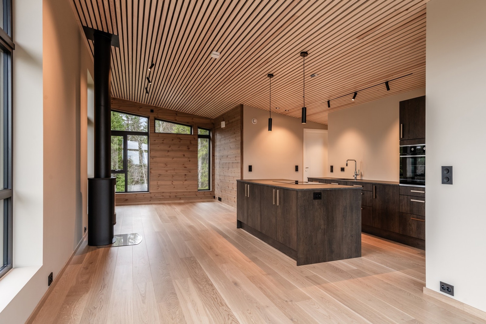 Material- og fargevalgene gir en moderne, men lun og hyggelig atmosfære. Galleribilde