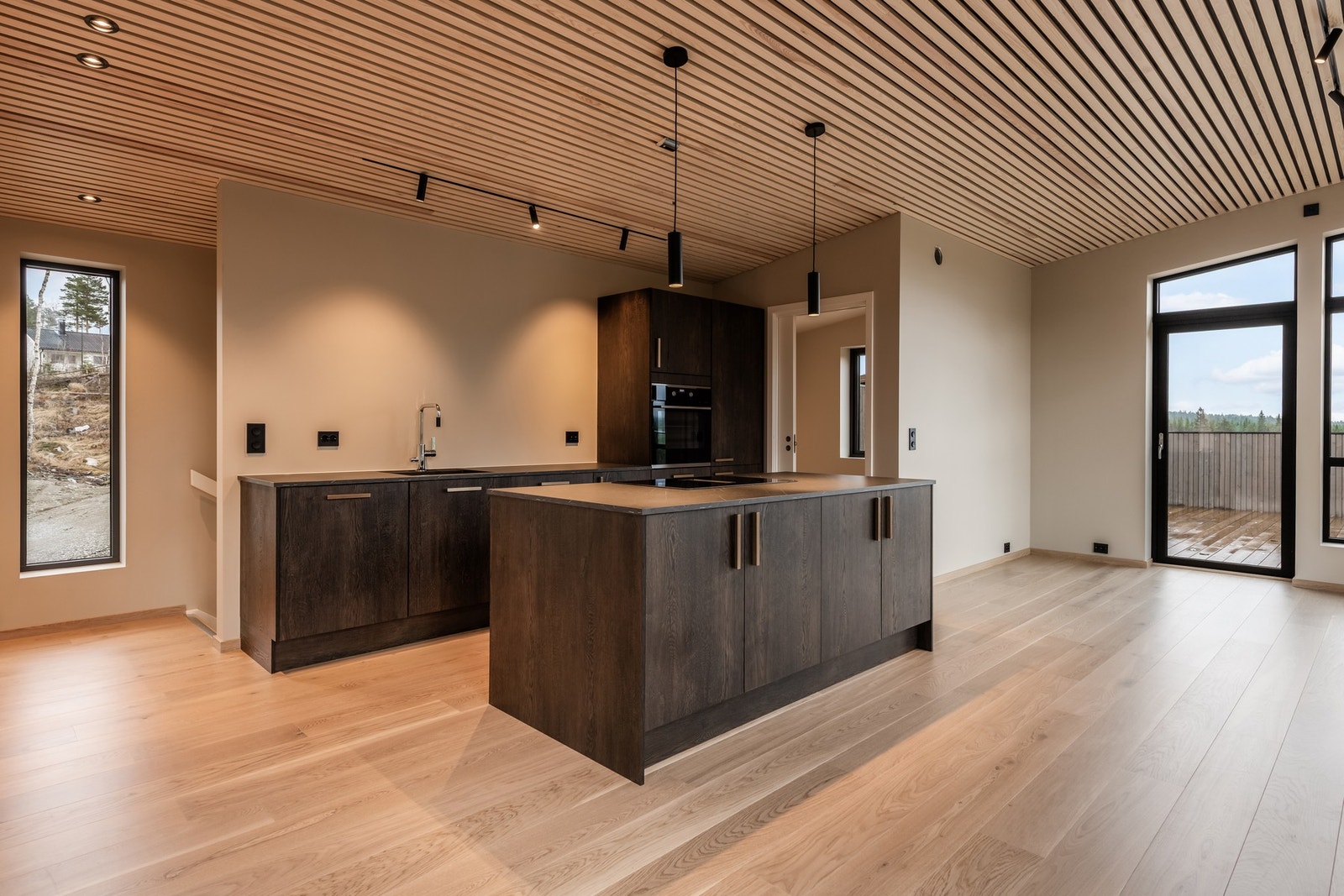 I andre etasje er det en åpen stue- og kjøkkenløsning, ett soverom og bad. Galleribilde