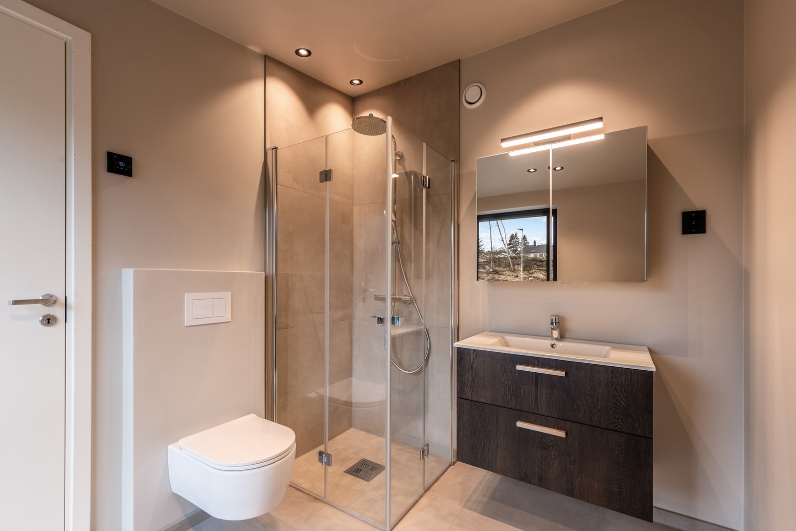 Det er to gode bad i huset, med vegghengt toalett, dusjhjørne og servant. Galleribilde