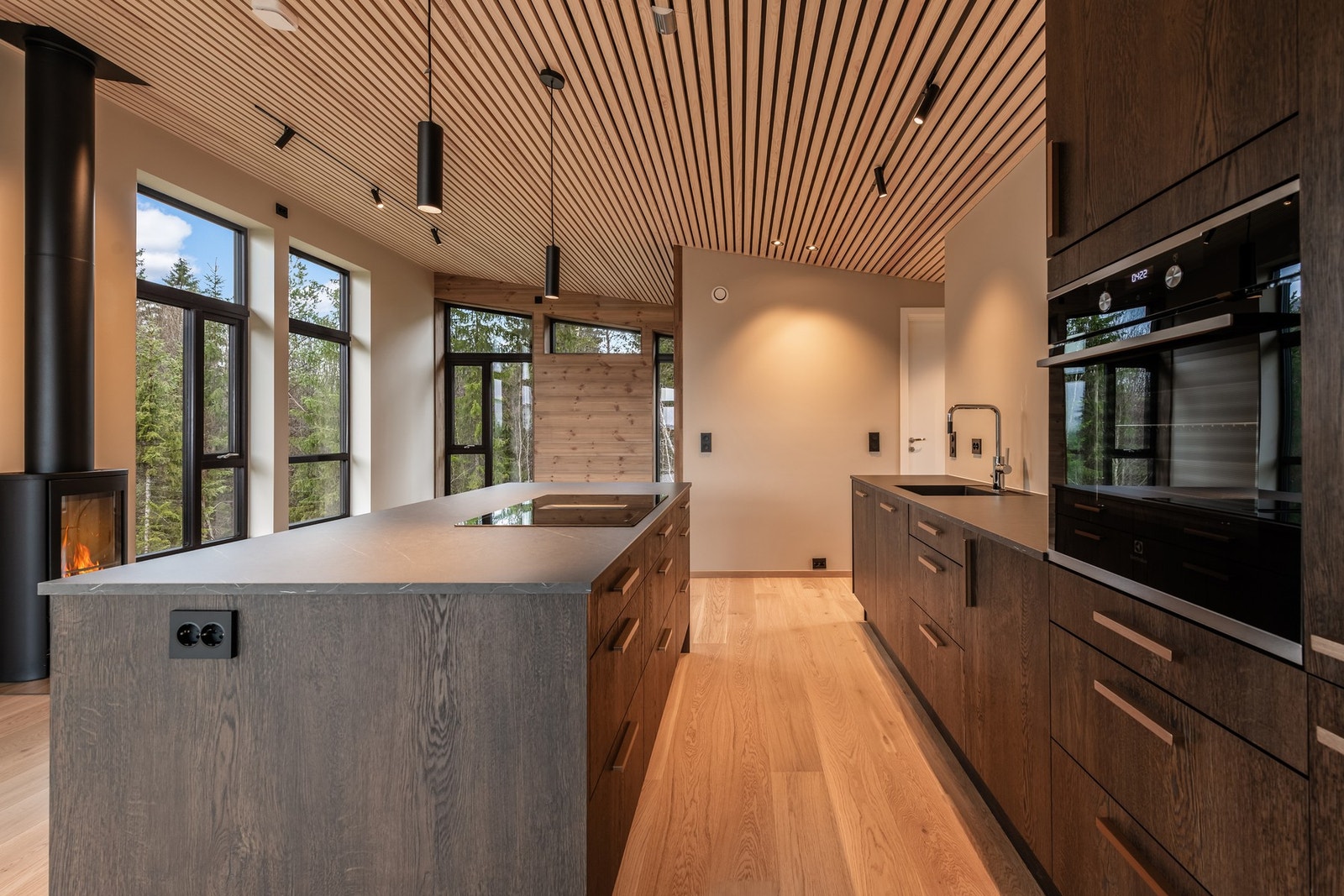 Lekkert og sosialt kjøkken med stor kjøkkenøy. Galleribilde