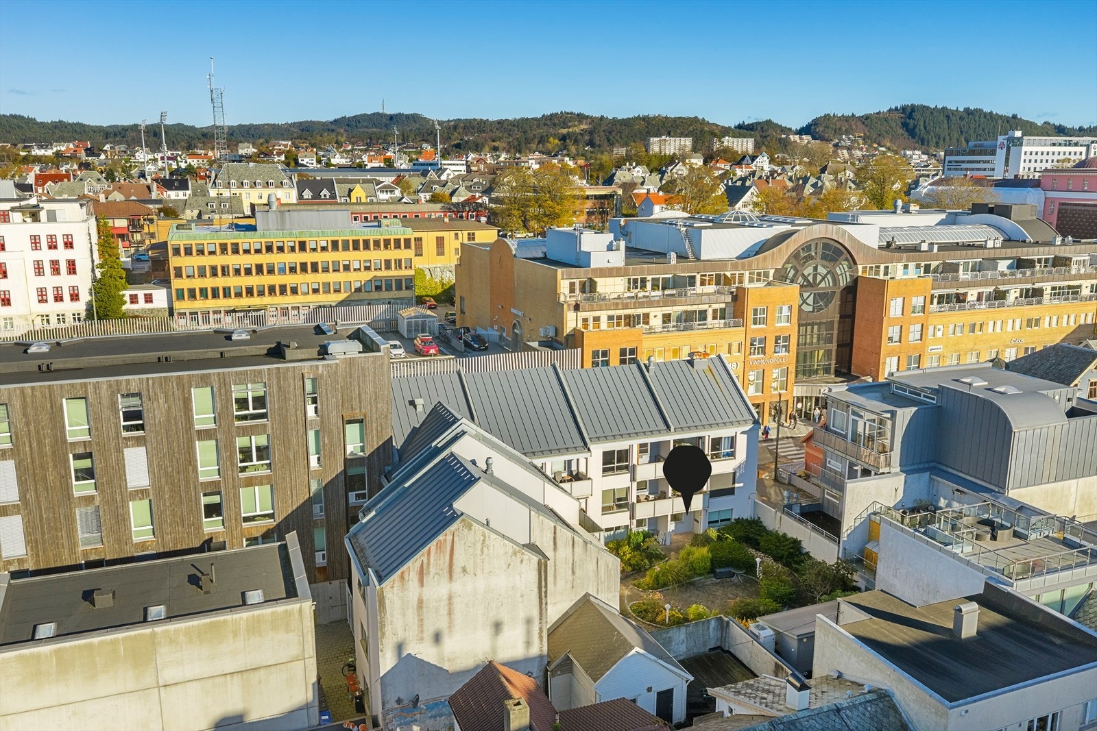 Her er det kort gangavstand til kaféer og restauranter, Haugesund folkebibliotek, Festiviteten m.m. Galleribilde