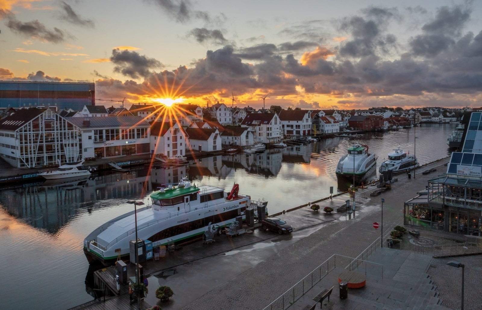 Kaien ligger like ved med hurtigbåt over til Røver, Feøy og Vibrandsøy. Galleribilde