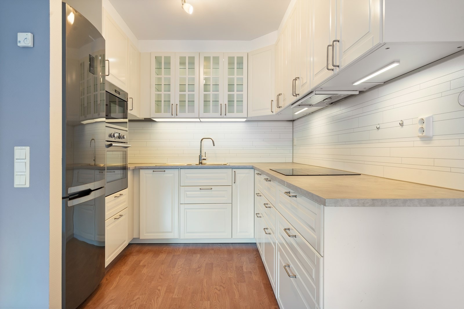 Kjøkkenet er utstyrt med integrerte hvitevarer i form av oppvaskmaskin, stekeovn og induksjonstopp. Hvitevarene er opplyst å være av nyere dato. Kjøleskapet er frittstående og medfølger i utgangspunktet ikke. Galleribilde