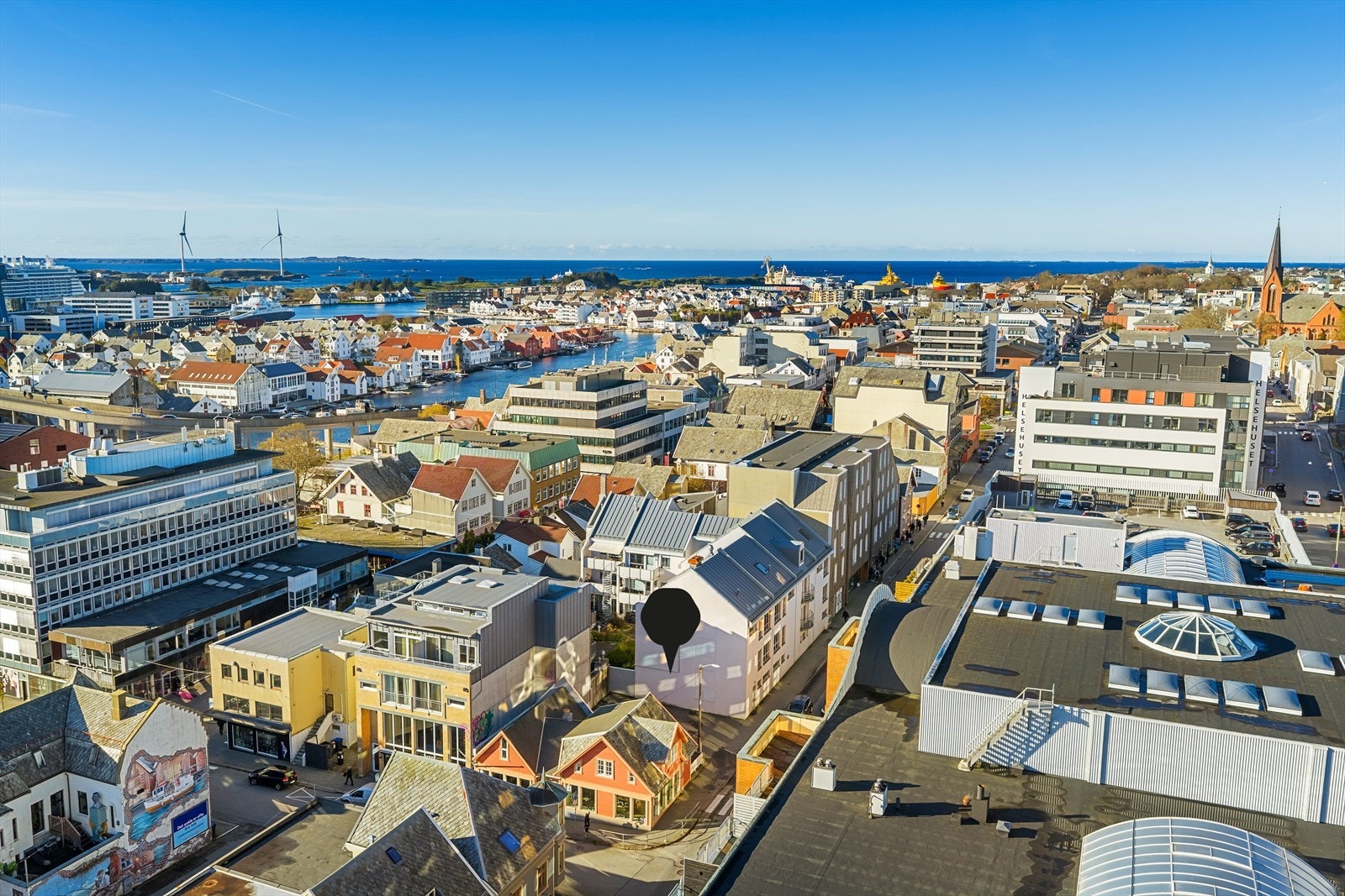 Gode kommunikasjonsforbindelser med bussholdeplass like ved. Galleribilde