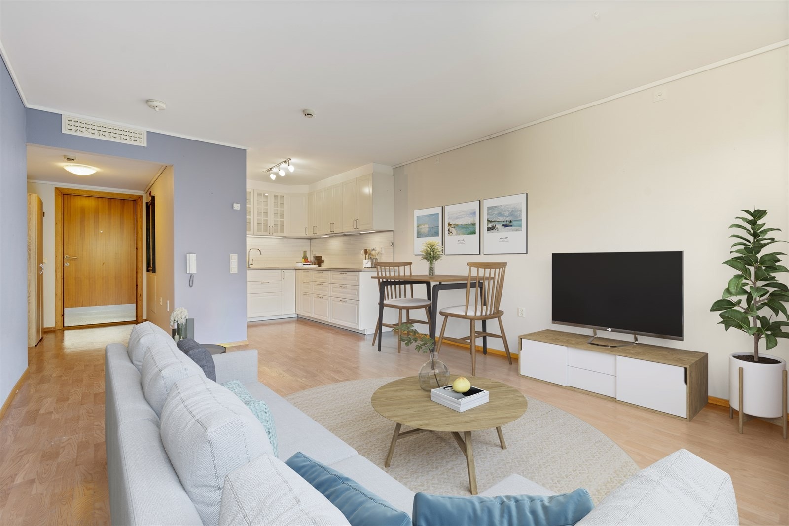 Rommet har flere innredningsmuligheter og plass til både sofa og spisegruppe. Bildet er digitalt møblert. Galleribilde