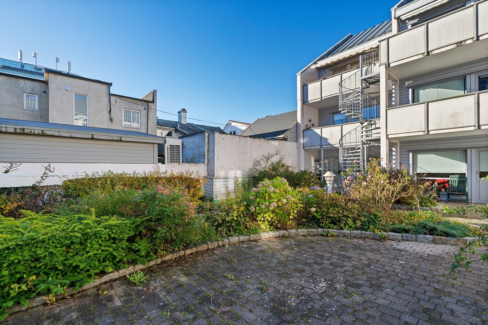 Nydelig og skjermet bakgård. Galleribilde