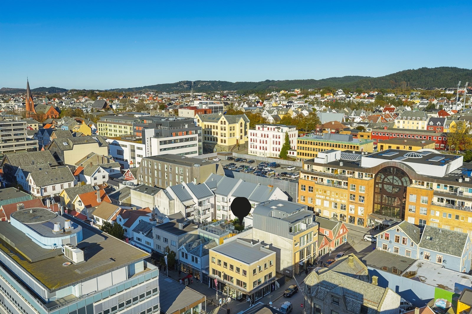 Det er kort gangavstand til Helsehuset, hvor du finner dagligvareforretning, treningssenter, legekontor og restaurant/kafé. Galleribilde