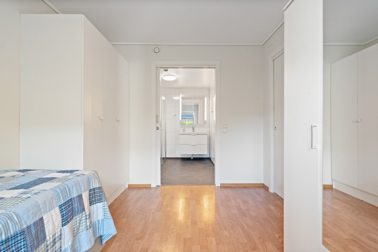 Soverommet har direkte adkomst til badet. Galleribilde