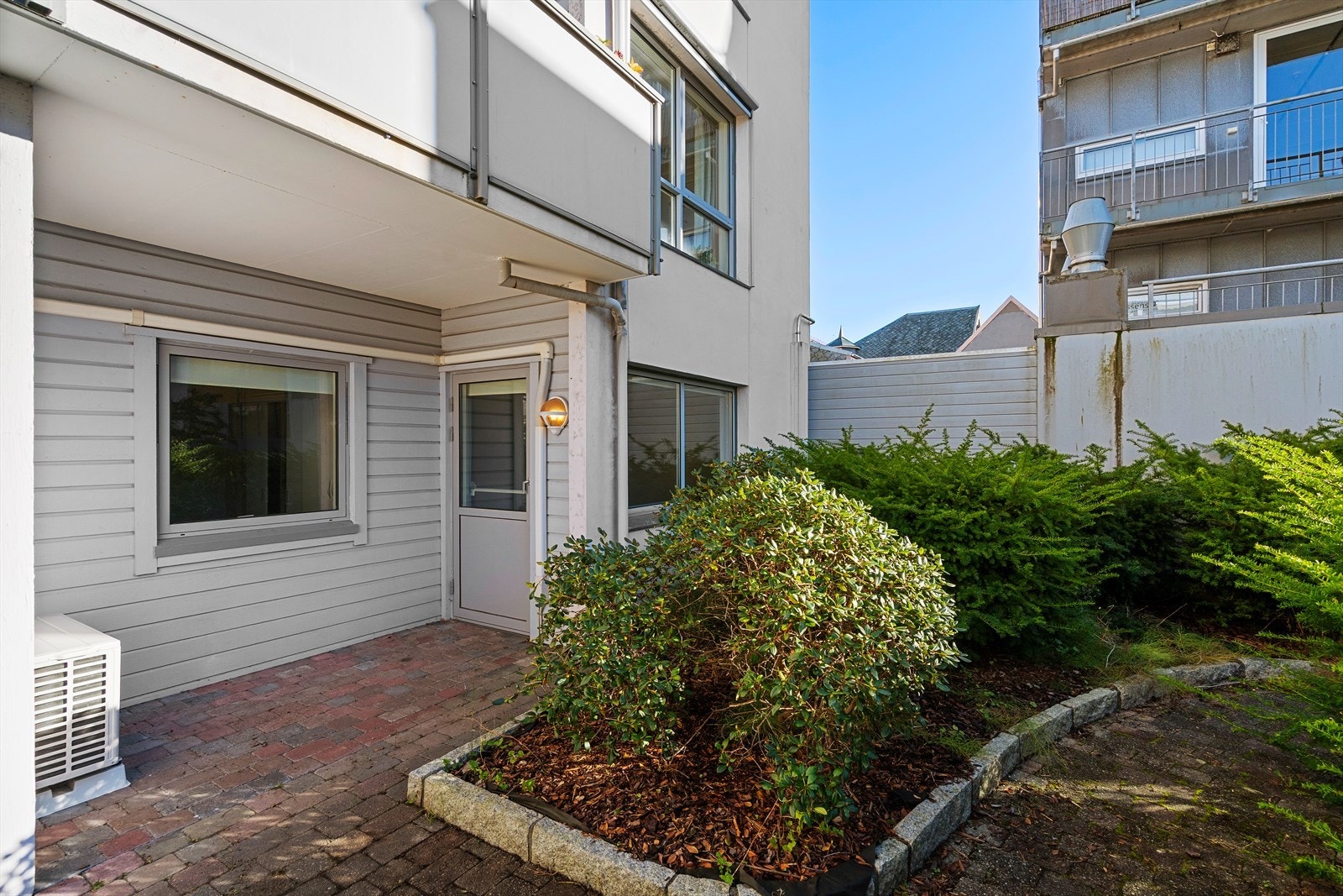 Leiligheten har en svært praktisk planløsning med "alt på ett gulv" og inneholder entré, stue/kjøkken, soverom og bad/vaskerom. I tillegg disponerer leiligheten én bod i felles gang. Galleribilde