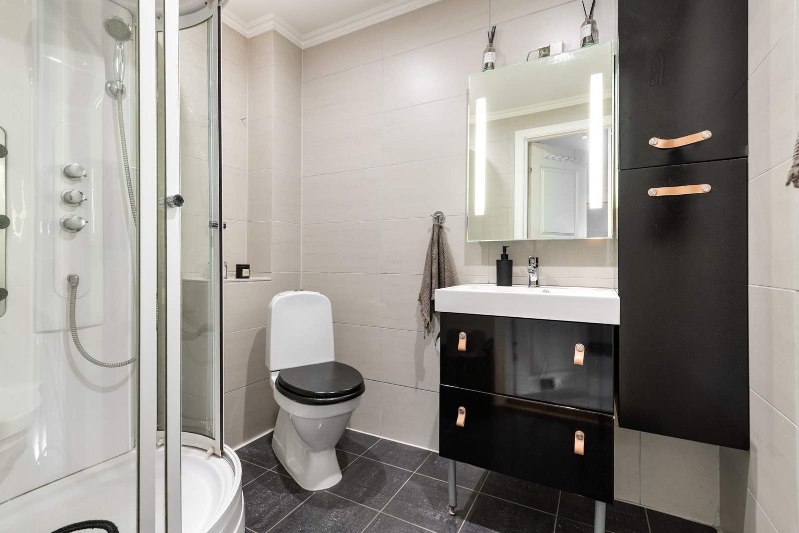 Flislagt bad med toalett, dusj og servant Galleribilde