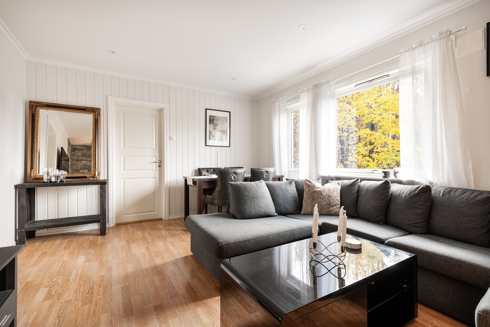 Her har du god plass til både spisegruppe og stor sofa! Galleribilde