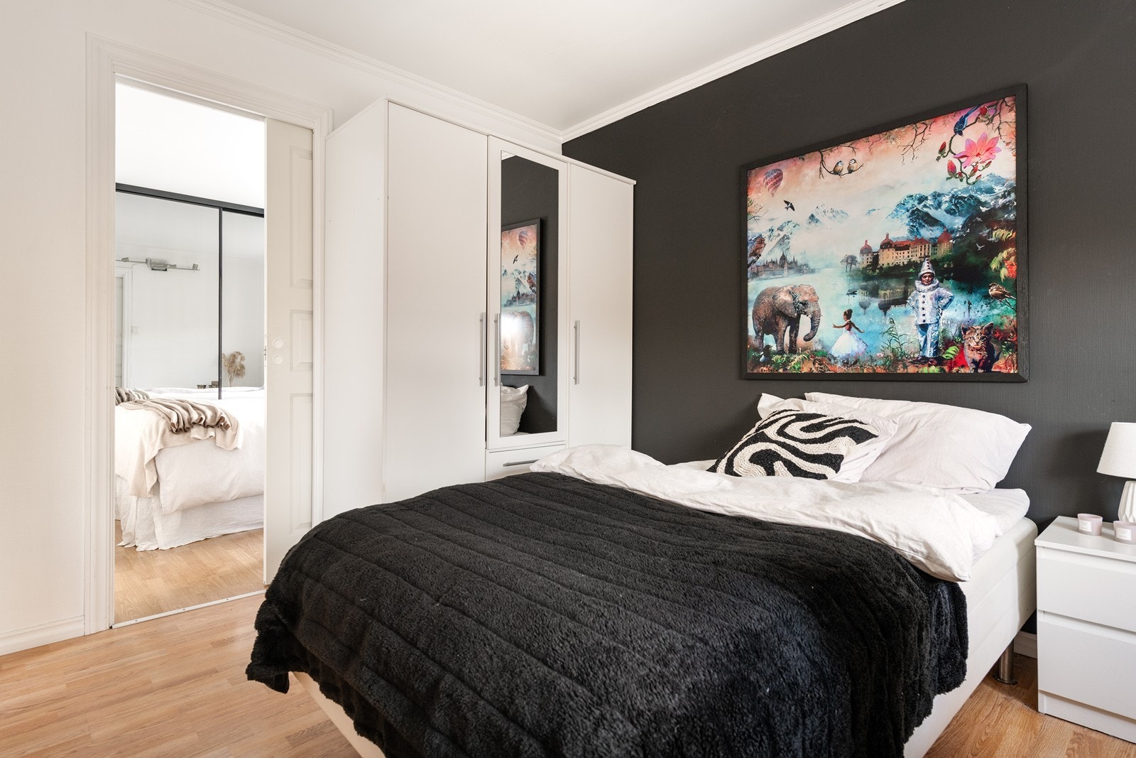 Her får du plass til en dobbeltseng og plass på begge sider av sengen Galleribilde