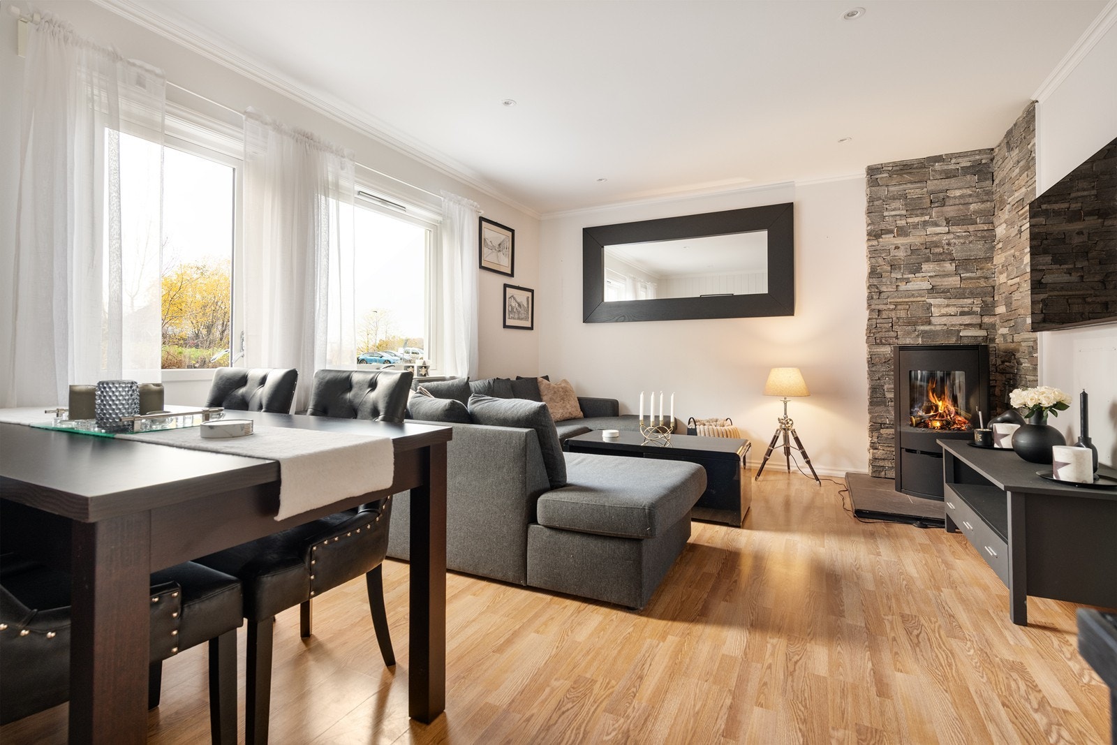 Leilighetens samlingspunkt er en kombinasjon av stue og spisestue Galleribilde