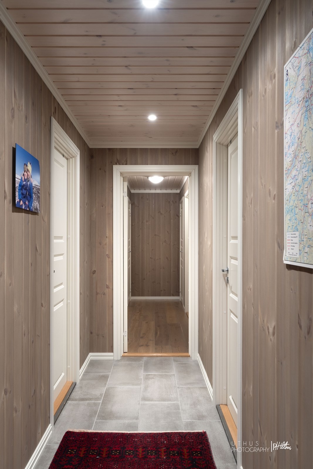 Gangen leder til to bad og hele fire soverom i enden. Galleribilde