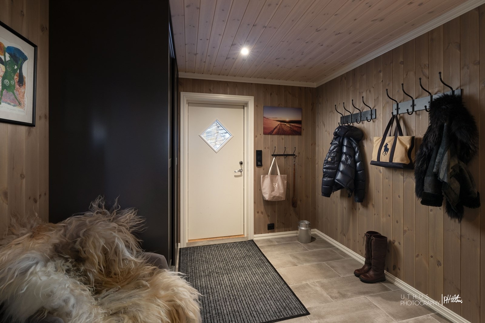 Romslig gang med skap til oppbevaring og god plass til å henge fra seg yttertøy. Flislagt gulv med varmekabler Galleribilde