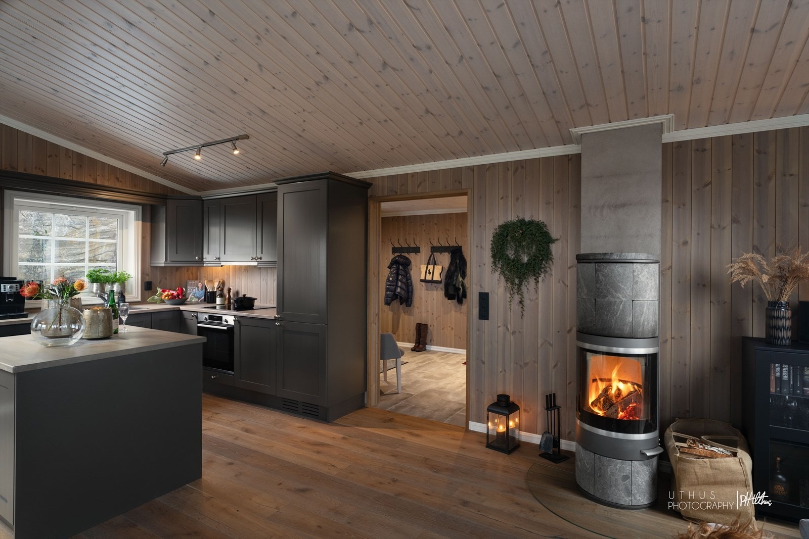 Kjøkkenet er utstyrt med vannstoppsystem, komfyrvakt og ventilator med avtrekk ut i friluft. Galleribilde