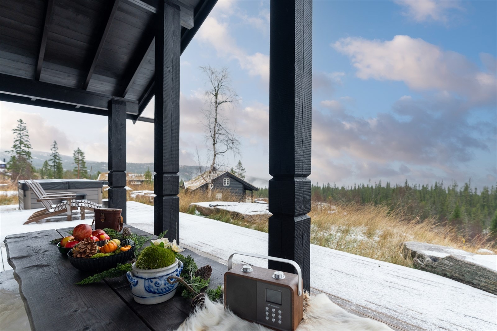 Selger opplyser at terrassen er utvidet, og at det er oppført en utvendig bod i selgers eiertid. Galleribilde