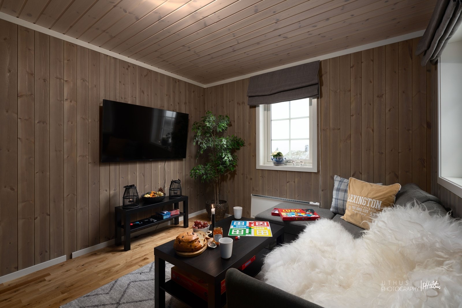 Utehus/bod som er innredet som et ekstra oppholdsrom med både strøm, varme og et hyggelig sitteområde med tv. Galleribilde