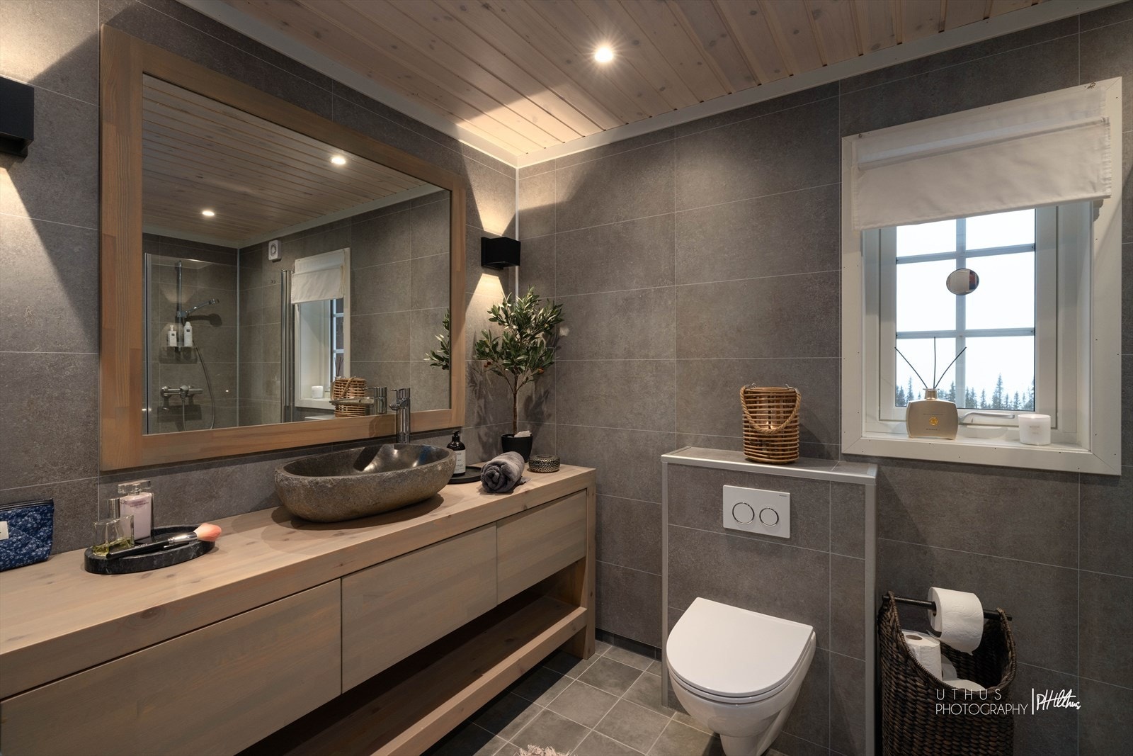 Fra gangen har du tilgang til to bad. Hovedbadet er romslig med flislagt gulv, baderomsplater, trepanel i taket og innfelte downlights. Badet har en flott ovenpåliggende servant med speil og belysning. Galleribilde