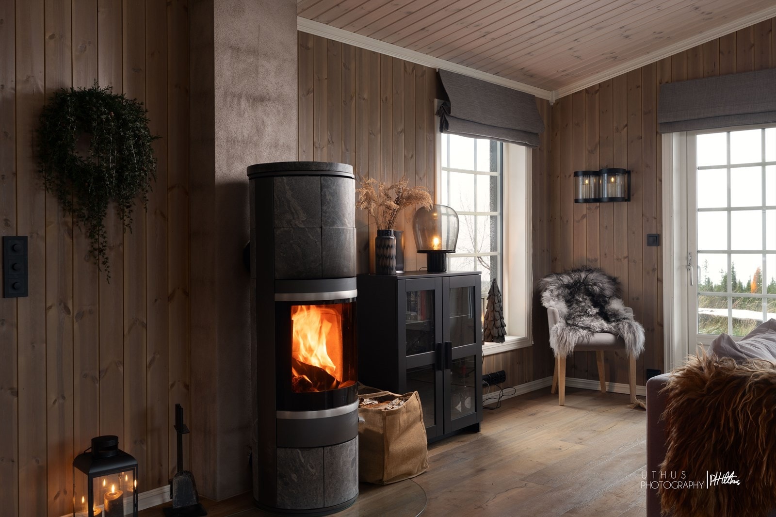 Boligen har elementpipe og en koselig vedovn plassert i stue og kjøkken for effektiv og behagelig oppvarming. Galleribilde
